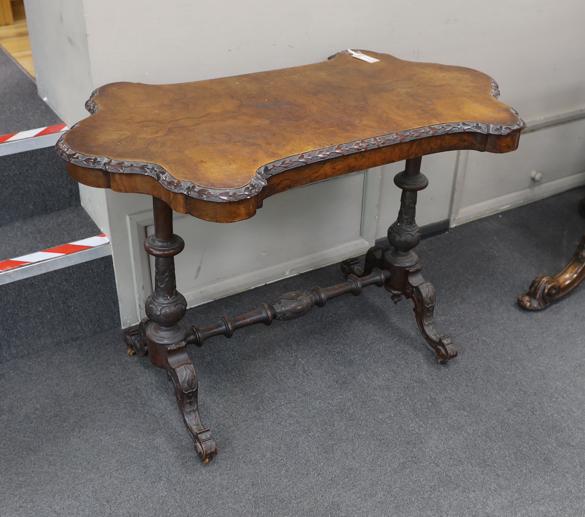 A Victorian figured walnut centre table, width 108cm, depth 63cm, height 72cm